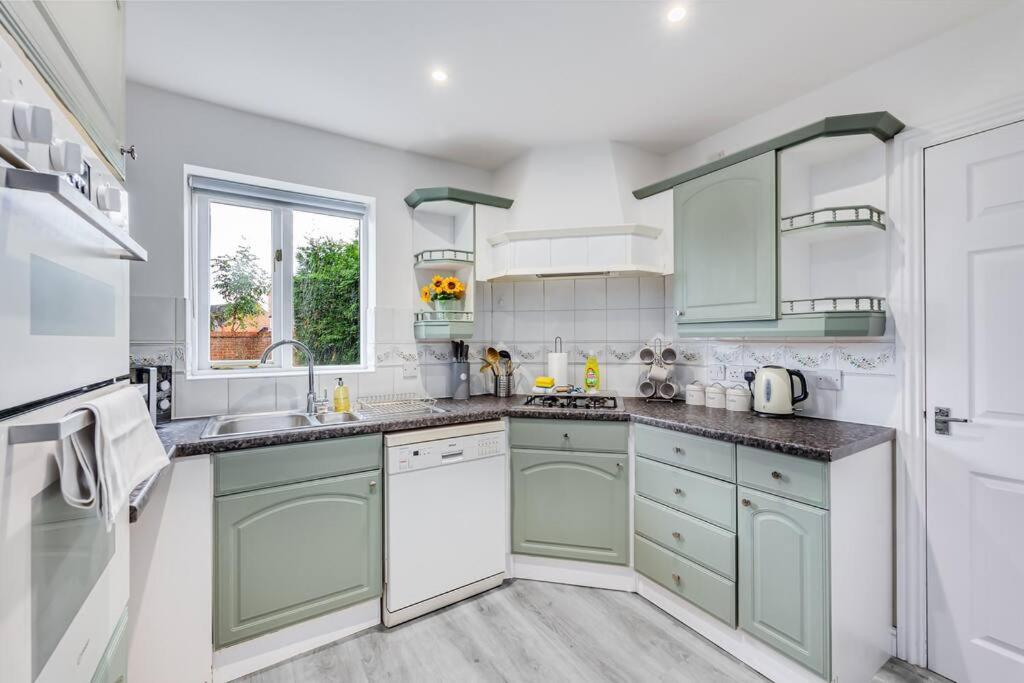 Stylish Detached House - Close To City Centre - Sleeps Up To 7 - Driveway Parking, Self Check-In, Study Room, Fast Wifi And Sky Tv By Yoko Property Milton Keynes Luaran gambar