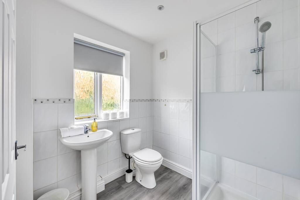 Stylish Detached House - Close To City Centre - Sleeps Up To 7 - Driveway Parking, Self Check-In, Study Room, Fast Wifi And Sky Tv By Yoko Property Milton Keynes Luaran gambar