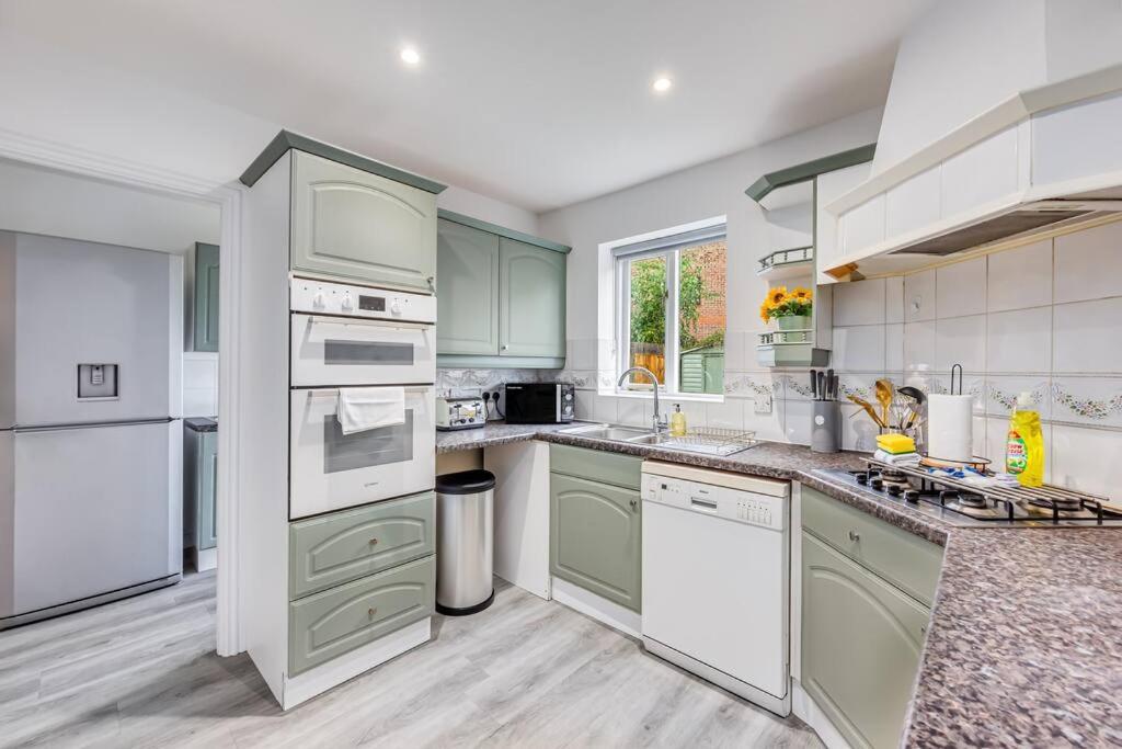 Stylish Detached House - Close To City Centre - Sleeps Up To 7 - Driveway Parking, Self Check-In, Study Room, Fast Wifi And Sky Tv By Yoko Property Milton Keynes Luaran gambar